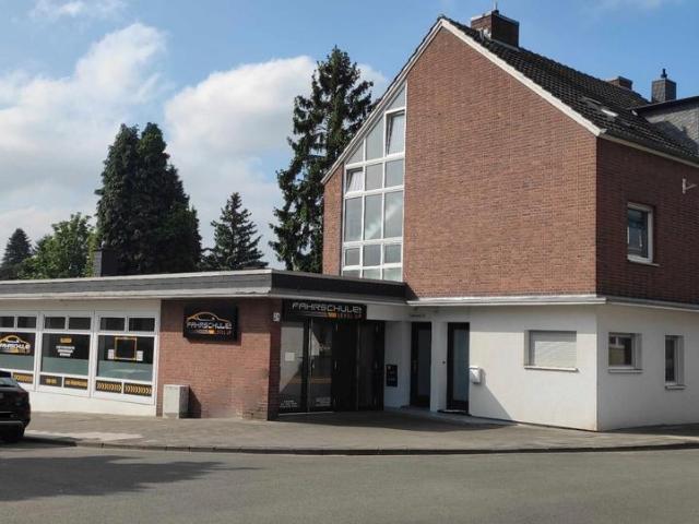 Mehrfamilienhaus in Grevenbroich Elsen zu Verkaufen