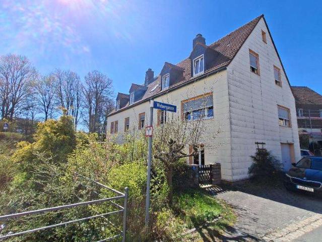!Mehrfamilienhaus in Kirchenlamitz mit Blick auf den Stadtteich Sanierungsobjekt mit großem Pot.