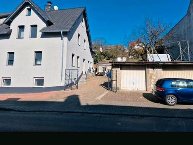 Mehrfamilienhaus, 2 Garagen,1800qm Grundstück+Baugrundstück