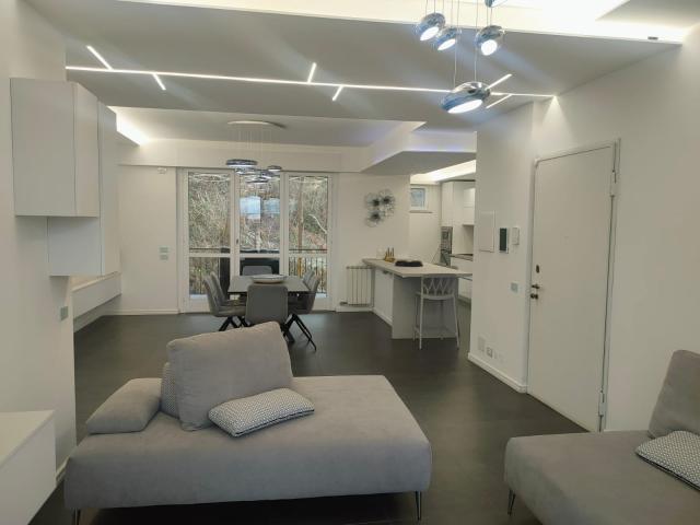 Meina Fronte Lago: Trilocale Arredato con Terrazzo, Garage e Vista Panoramica