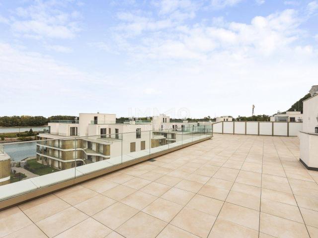Meisterstück moderner Architektur: Penthouse mit 230m2 Terrasse & Wasserblick