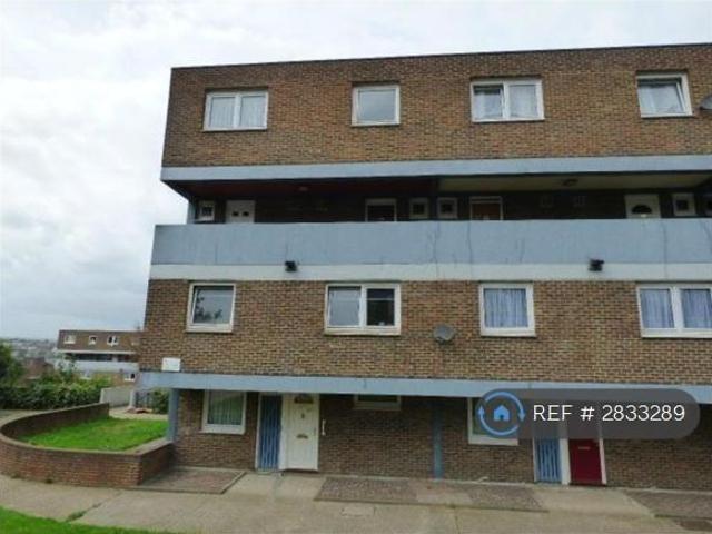Melville Court, Chatham, ME4 3 bed maisonette to rent £1,350 pcm £312 pw