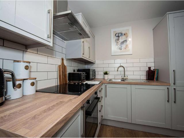 Melville Place, Leeds LS6 3 bed flat to rent £1,950 pcm £450 pw
