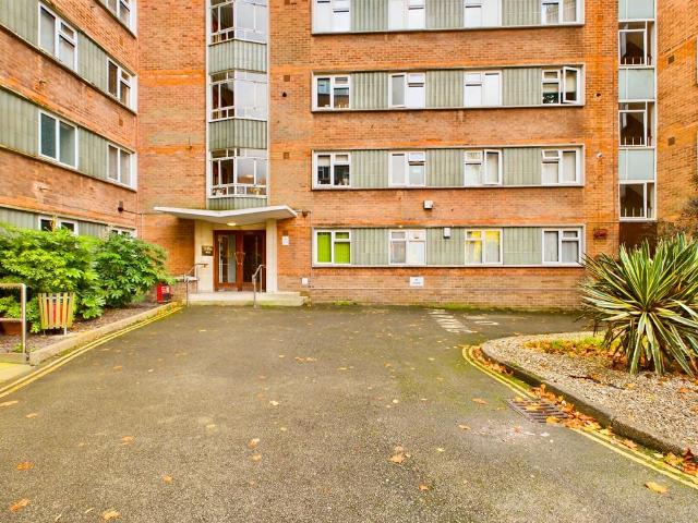 Melville Road, St. Dennis House. 2 bed flat to rent £1,050 pcm £242 pw