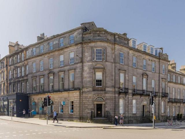 Melville Street, West End, Edinburgh 3 bed flat to rent £3,095 pcm £714 pw