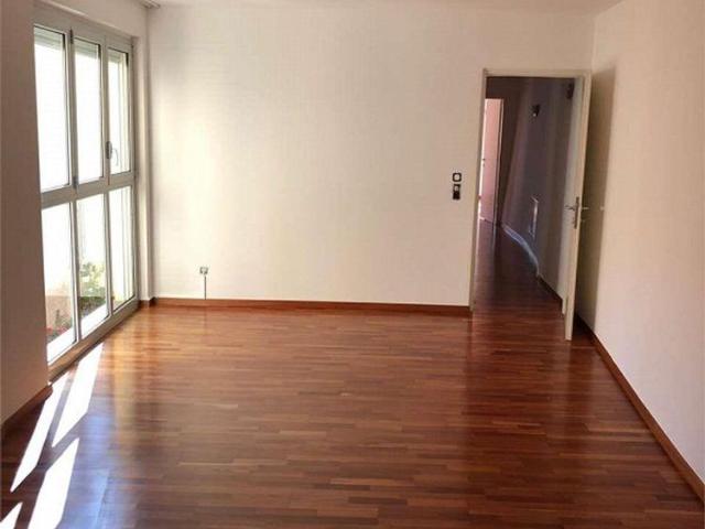 MELANO – In the town center we rent a 4.5 room duplex apartment
