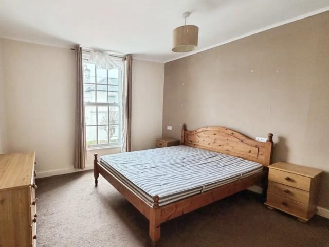 Melbourne Avenue, Enfield, London. 2 bed maisonette to rent £2,100 pcm £485 pw