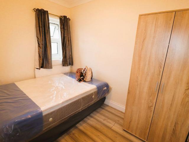 Melbourne Road, Ilford IG1, 2 bed flat to rent, £1,650 pcm | PrimeLocation