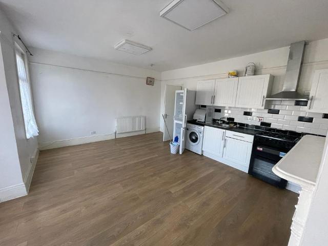 Melfort Avenue, Thornton Heath CR7 2 bed flat to rent £1,650 pcm £381 pw