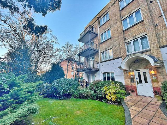 Melford Court St Peter's Road. 2 bed apartment to rent £1,400 pcm £323 pw