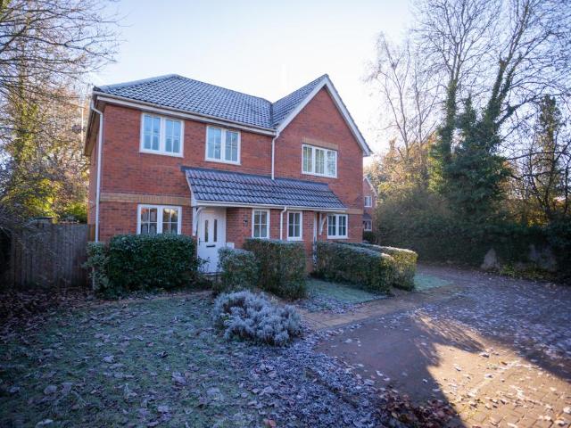 Meljak Close, Wokingham RG41 2 bed semi detached house to rent £1,550 pcm £358 pw