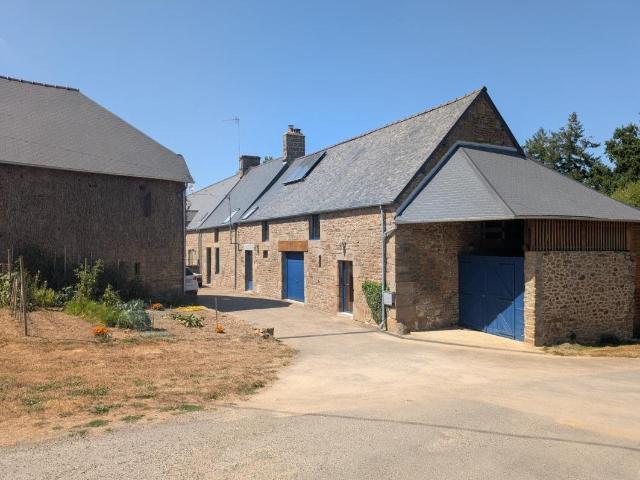 Mellé 35: Longère de caractère rénovée 5 pièces avec gî. 130m² Mellé