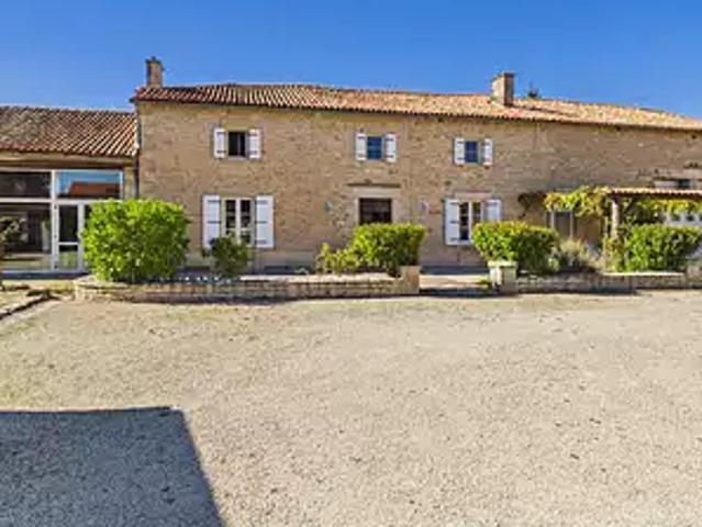 Melleran 79190 Achat / Vente maison 14 pièces t14 au dernier étage piscine