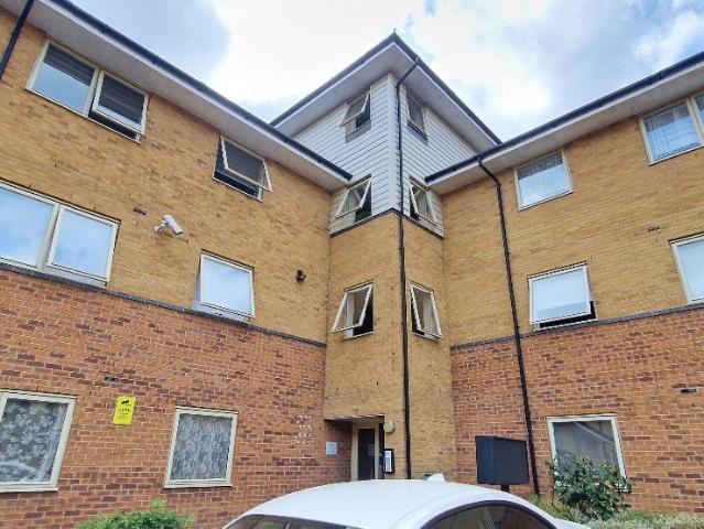 Melling Drive, Enfield EN1, 2 bed flat to rent, £1,900 pcm | PrimeLocation
