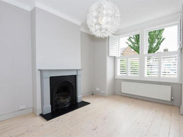 Mellison Road, London SW17 1 bed flat to rent £2,300 pcm £531 pw