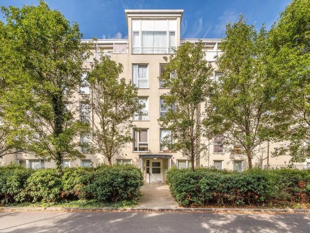 Melliss Avenue, Kew TW9 2 bed flat to rent £2,395 pcm £553 pw