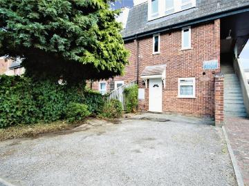 Mellow Purgess Close, Basildon, SS15 3 bed maisonette to rent £1,700 pcm £392 pw
