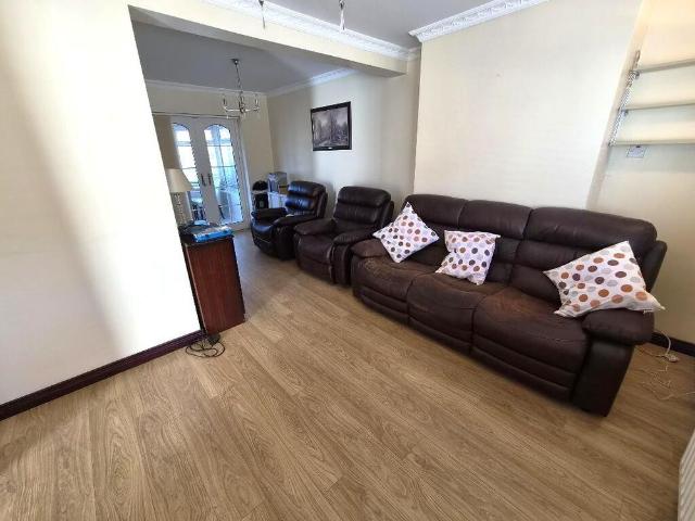 Melmore Gardens, Creggan, L'Derry, BT48 9NE