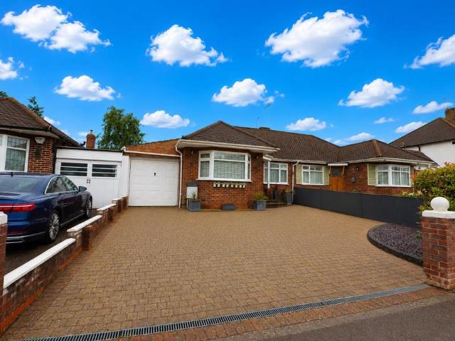 Melrose Avenue, Borehamwood 2 bed semi detached bungalow to rent £2,300 pcm £531 pw