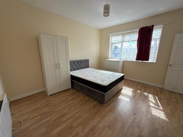 Melrose Avenue, Mitcham 1 bed in a house share to rent £1,150 pcm £265 pw
