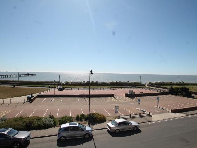 Melrose House, Felixstowe IP11 2 bed apartment to rent £925 pcm £213 pw