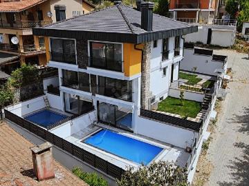 MERT GYD 'DEN ŞİLE MERKEZDE 4+1 YÜZME HAVUZLU SATILIK VİLLA