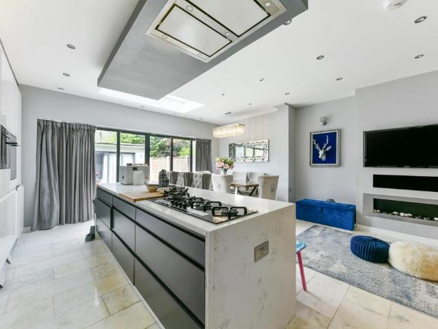Merton Hall Gardens, SW20 4 bed house to rent £4,500 pcm £1,038 pw