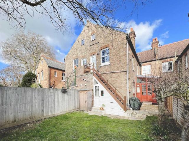 Merton Hall Road, London 3 bed flat to rent £2,250 pcm £519 pw