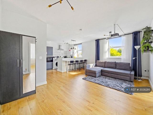 Merton High St, London, SW19 2 bed flat to rent £2,300 pcm £531 pw