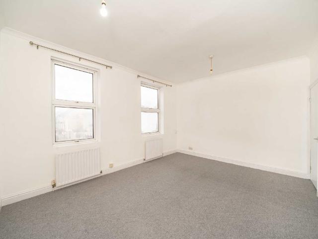 Merton High Street, Colliers Wood SW19, 4 bed flat to rent, £2,100 pcm | PrimeLocation