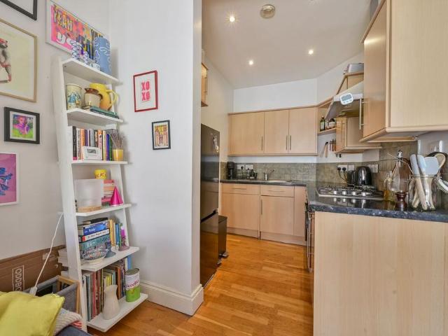 Merton Road, Wandsworth, London, SW18 2 bed flat to rent £3,250 pcm £750 pw