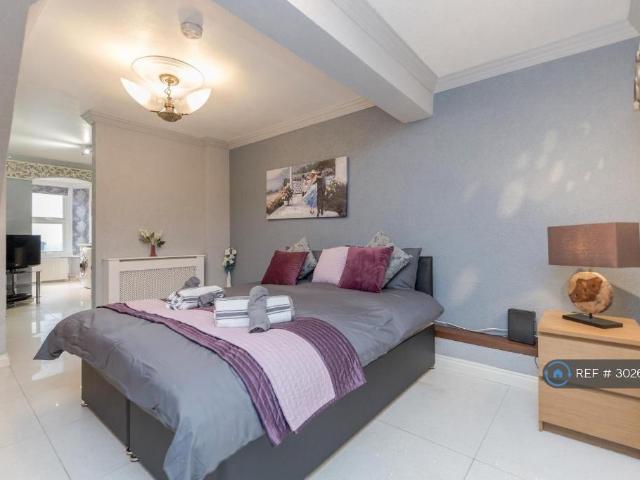 Merton Road, Watford, WD18 1 bed flat to rent £1,700 pcm £392 pw