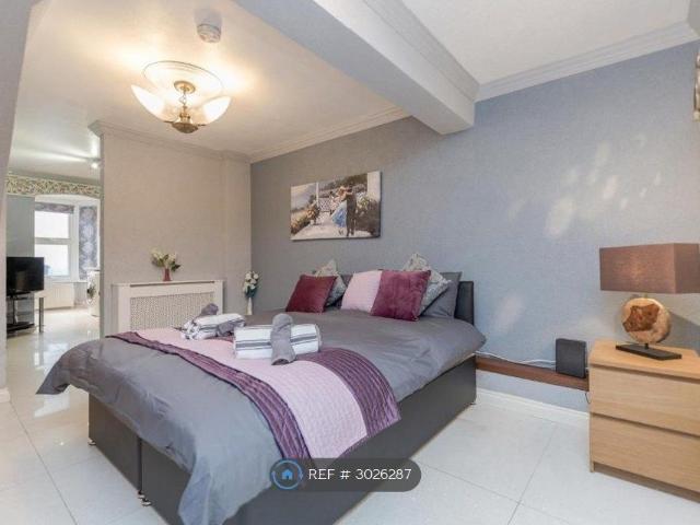 Merton Road, Watford WD18, 1 bed flat to rent, £1,700 pcm | PrimeLocation