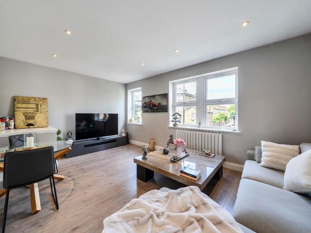 Merton Road, Wimbledon, London, SW19 1 bed flat to rent £3,099 pcm £715 pw