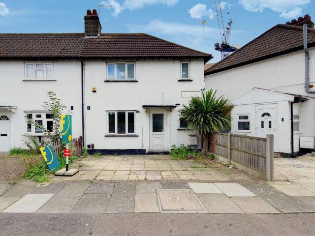 Merton Road, Barking, Barking, IG11 2 bed end of terrace house to rent £1,800 pcm £415 pw