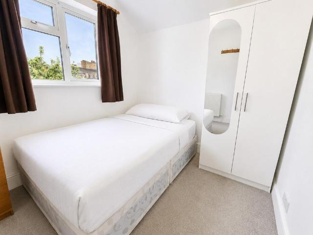Merton Road, London, SW18 5 bed apartment to rent £800 pcm £185 pw