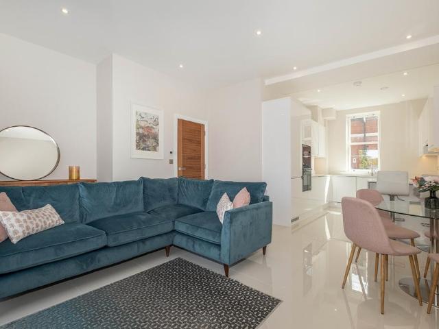 Merton Road London SW19 2 bed apartment to rent £2,850 pcm £658 pw