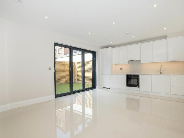 Merton Road London SW19 2 bed apartment to rent £3,350 pcm £773 pw