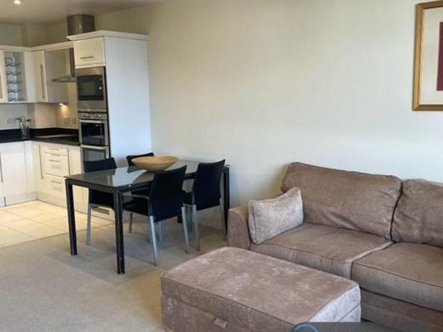 Merton Road, London, SW19 2 bed flat to rent £2,400 pcm £554 pw
