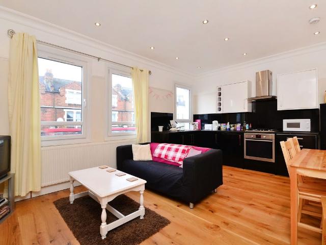Merton Road, South Wimbledon, London SW19, 2 bed flat to rent, £2,100 pcm | PrimeLocation