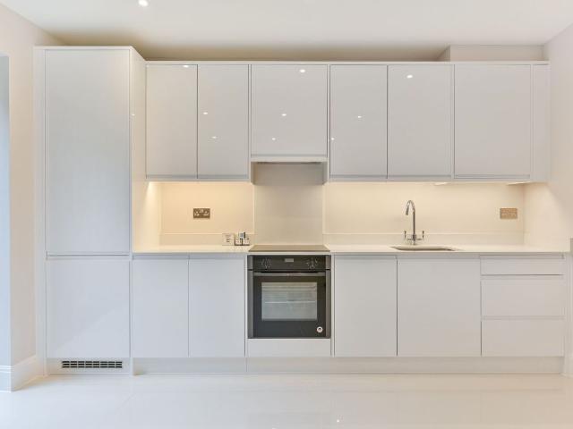 Merton Road, South Wimbledon, London SW19, 2 bed flat to rent, £3,350 pcm | PrimeLocation