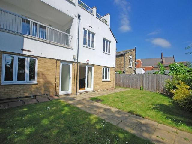 Merton Road, South Wimbledon, London. 2 bed flat to rent £2,400 pcm £554 pw