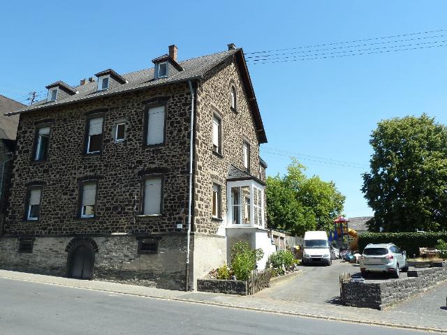 Mertloch, Handwerkerfreundliches Ein bis Zweifamilienhaus mit Hof und Doppelgarage zu verkaufen