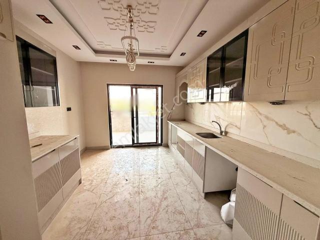 Merveşehir'de Önü Açık Kahve Köşeli Geniş Balkon Ve Oturum 3+1