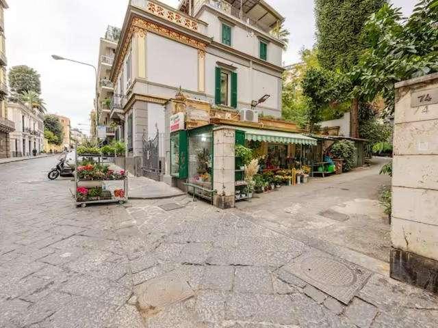 Appartamento con 2 camere da letto in affitto a Chiaia, Napoli