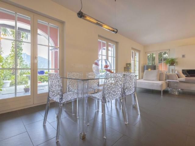 MERAVIGLIOSA VILLA 5.5 CON VISTA LAGO IN COLLINA D'ORO