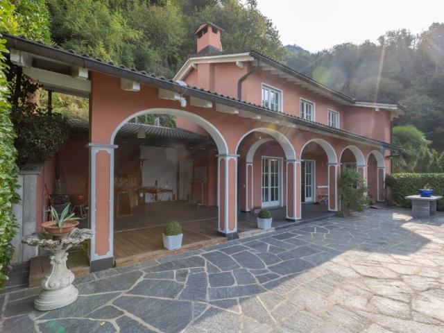 MERAVIGLIOSA VILLA 5.5 CON VISTA LAGO IN COLLINA D'ORO