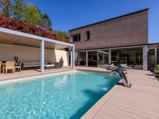 MERAVIGLIOSA VILLA NEL VERDE CON PISCINA VISTA LAGO A CARONA
