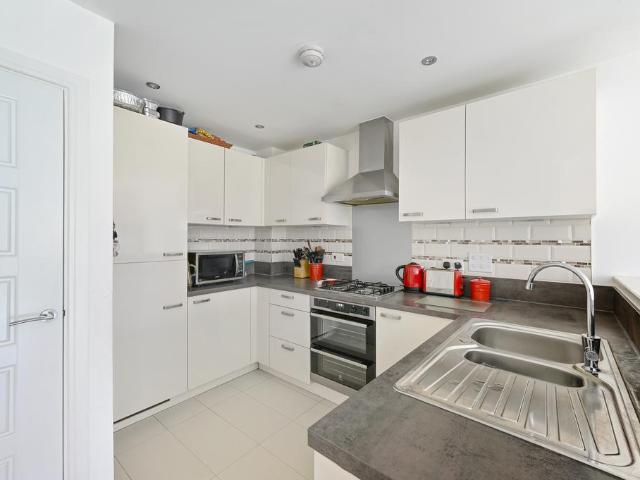 Mercer Avenue, Ebbsfleet Valley. 4 bed semi detached house to rent £2,250 pcm £519 pw