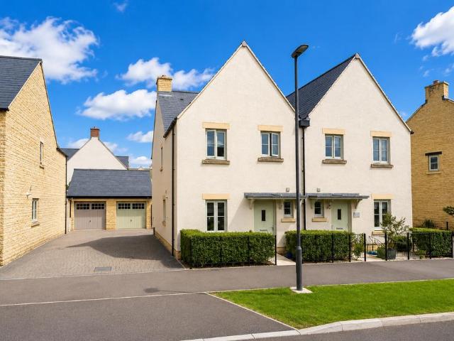 Mercer Way, Tetbury, Gloucestershire. 3 bed semi detached house to rent £1,650 pcm £381 pw